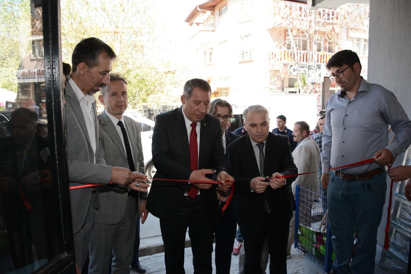 Dinar Belediye Başkanımız Veysel Topçu Ezelioğlu Yapı'nın Açılışına Katıldı.