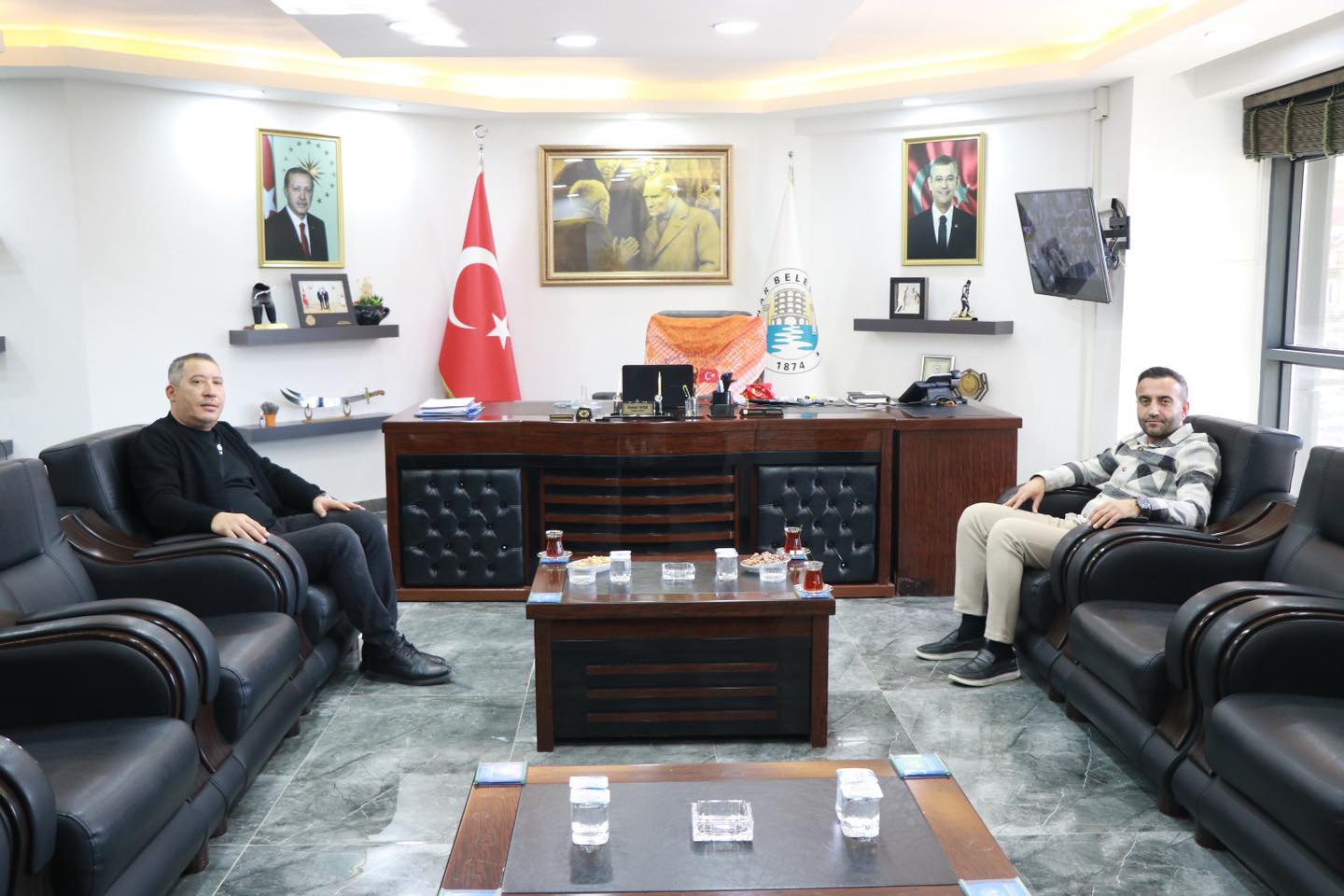 Akada Belediye Bakanmz Hasan Uluta, Dinar Belediye Bakanmz Veysel Topuya Ziyarette Bulundu.