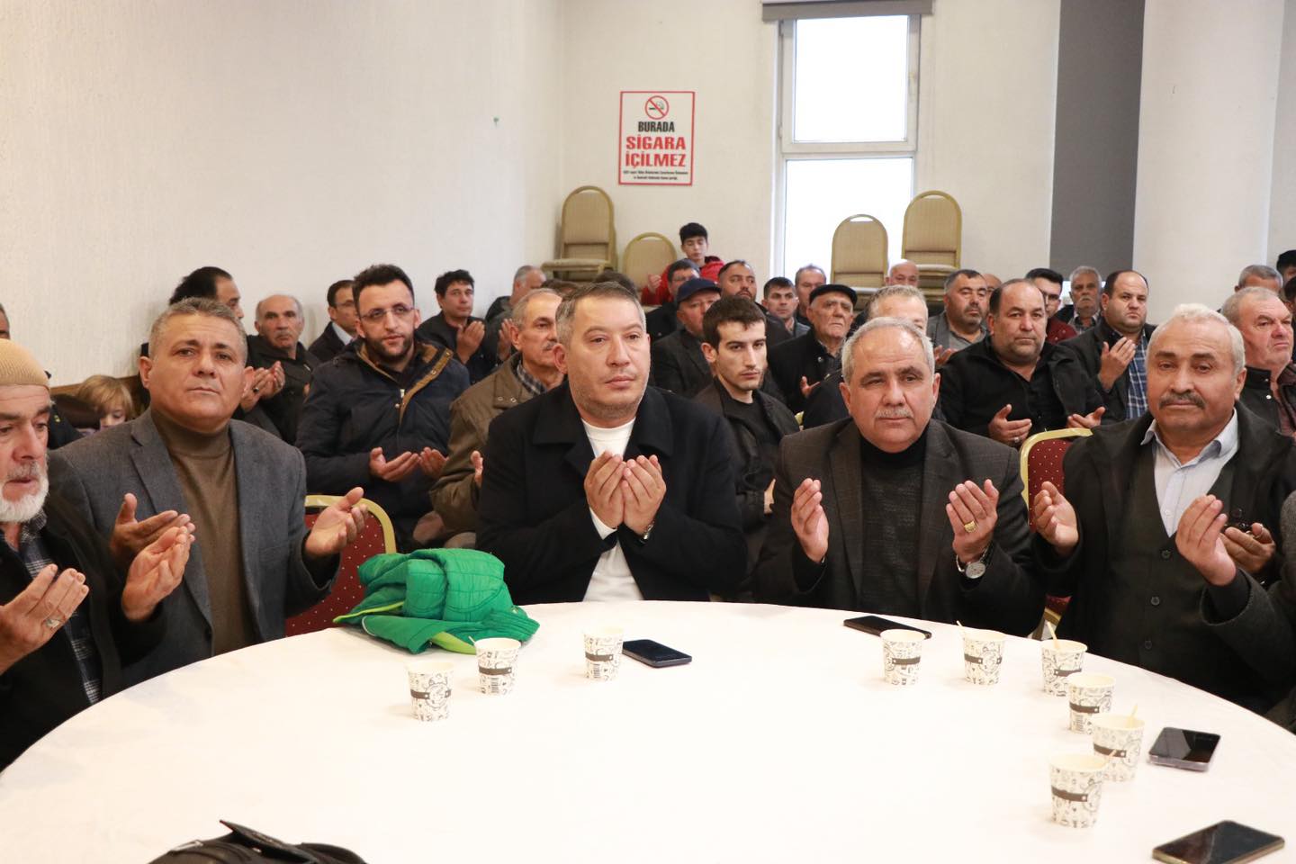 Dinar Belediye Bakan Veysel Topu, Umreye Gidilecek Vatandalarmz le Bir Araya Geldi.