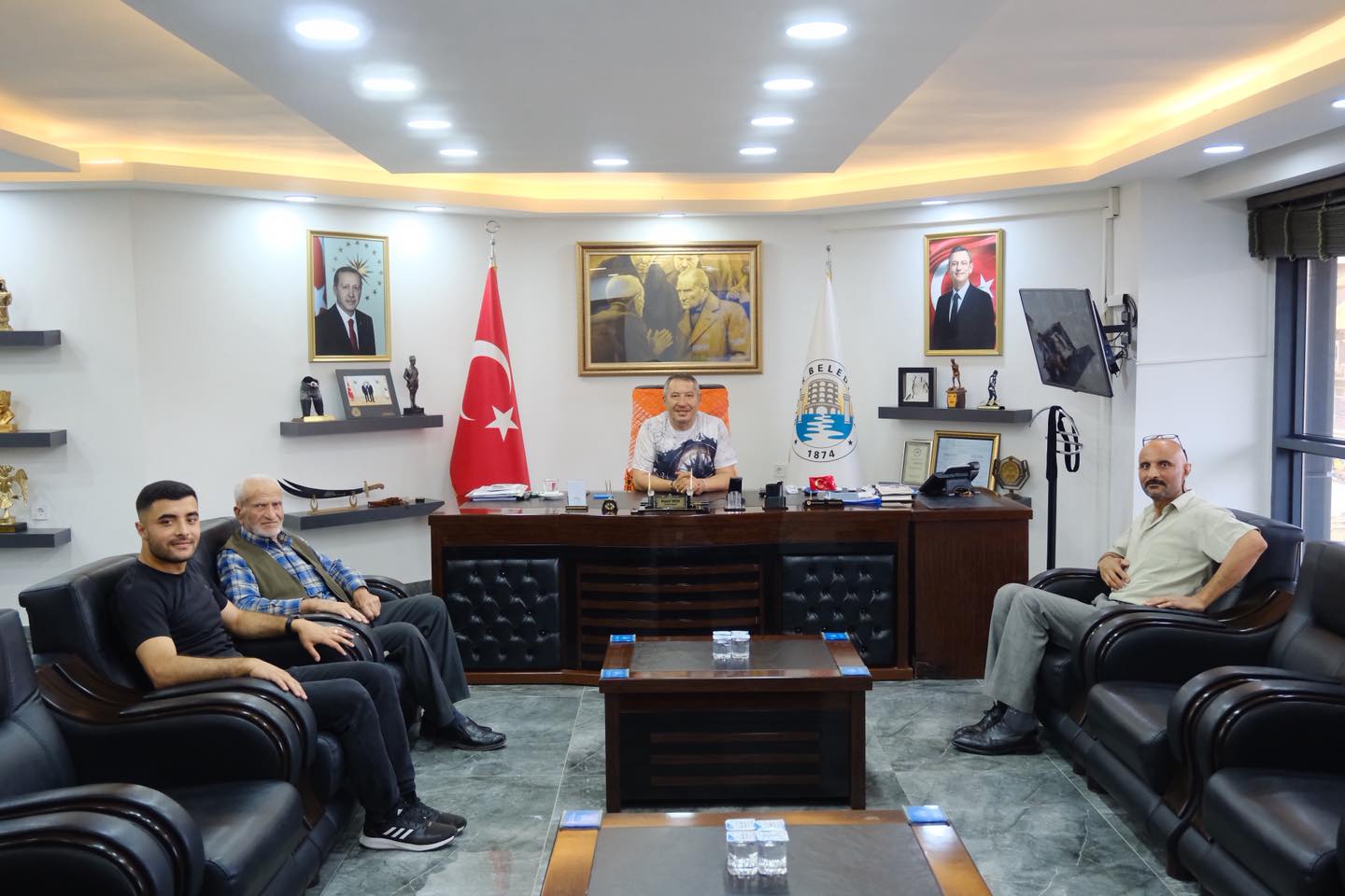  lemiz Eraflarndan Yaar elik Dinar Belediye Bakanmz Veysel Topuyu ziyaret etti.