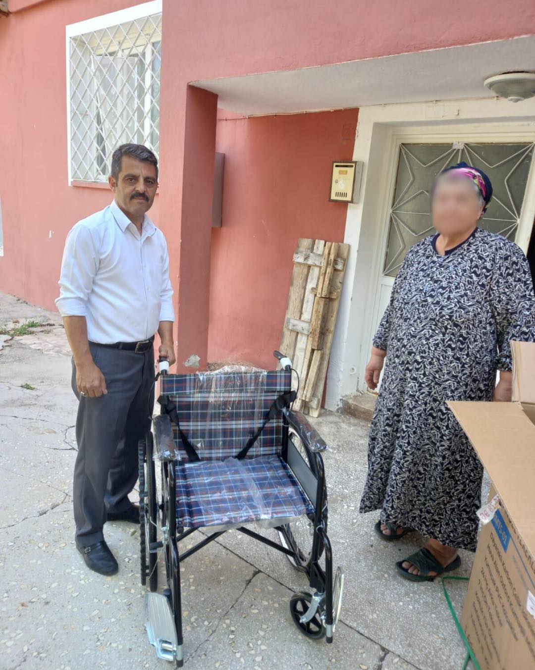 Dinar Belediyesinden Tekerlekli Sandalye Destei