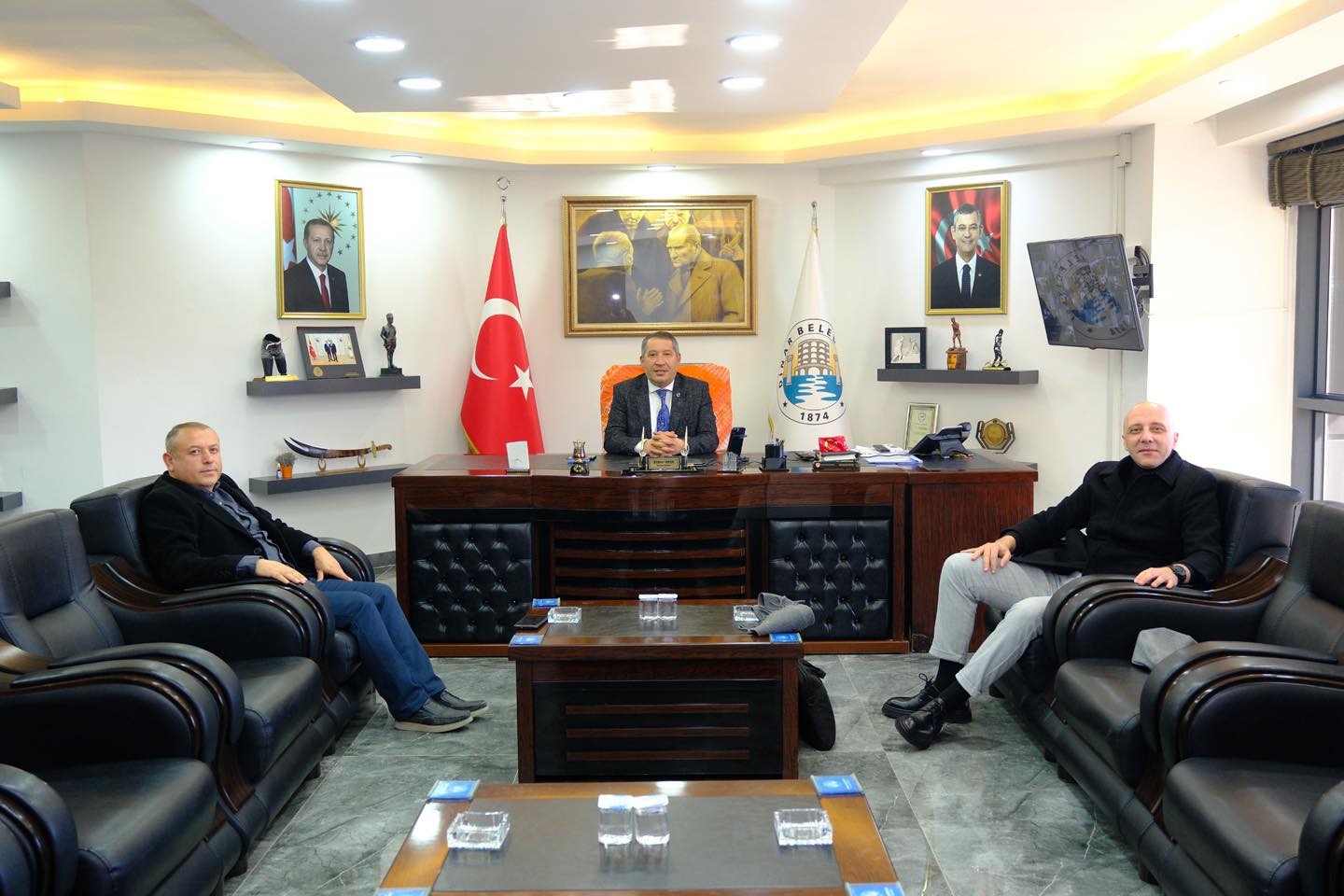 Akbank ube Mdr Kemal Arabac ve Ticari KOB Portfy Yneticisi brahim Sevilmi, Dinar Belediye Bakanmz Veysel Topuyu ziyaret etti.