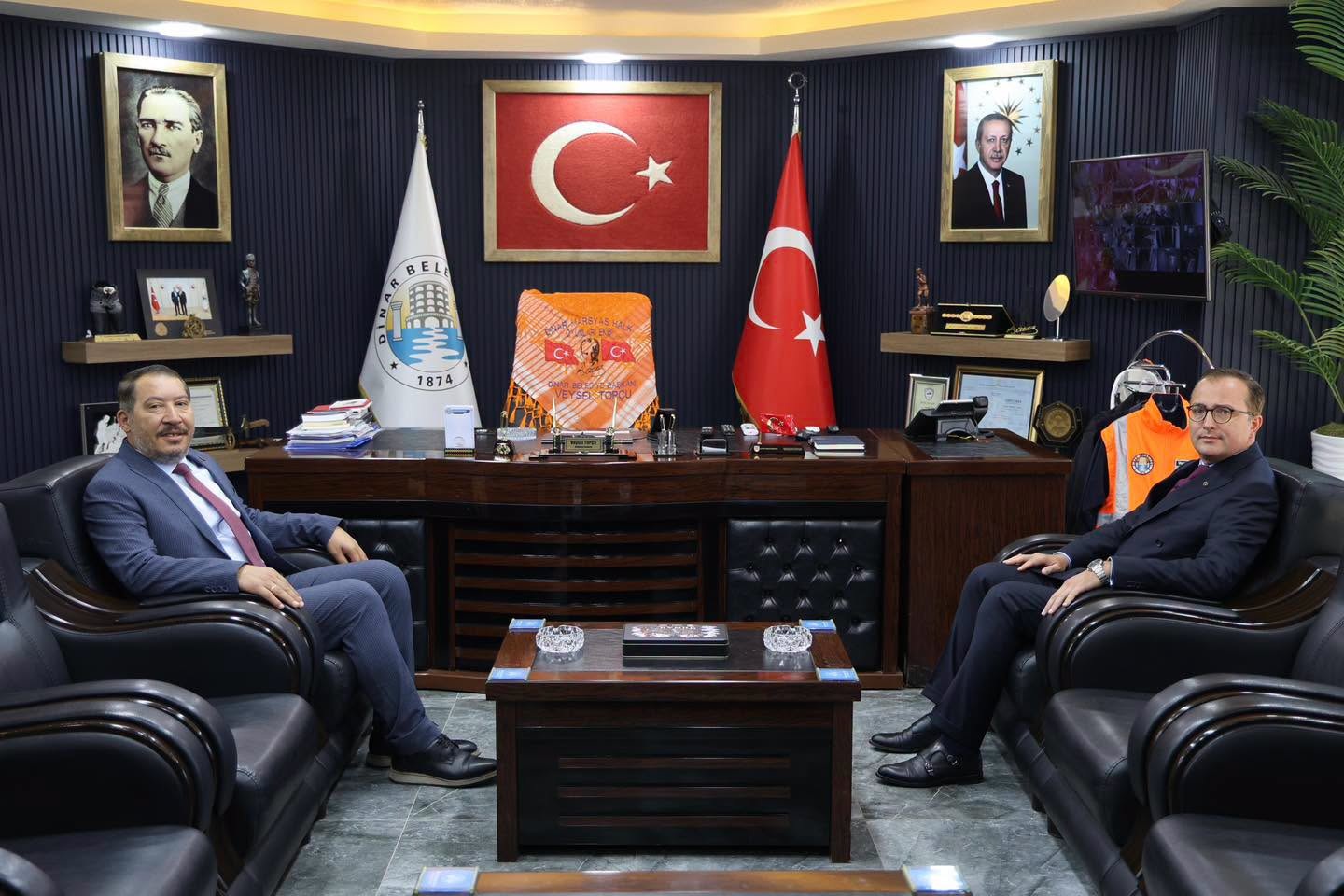 Kaymakam�m�z Mehmet Naim Akg�l�den Belediye Ba�kan�m�z Veysel Top�u�ya Ziyaret