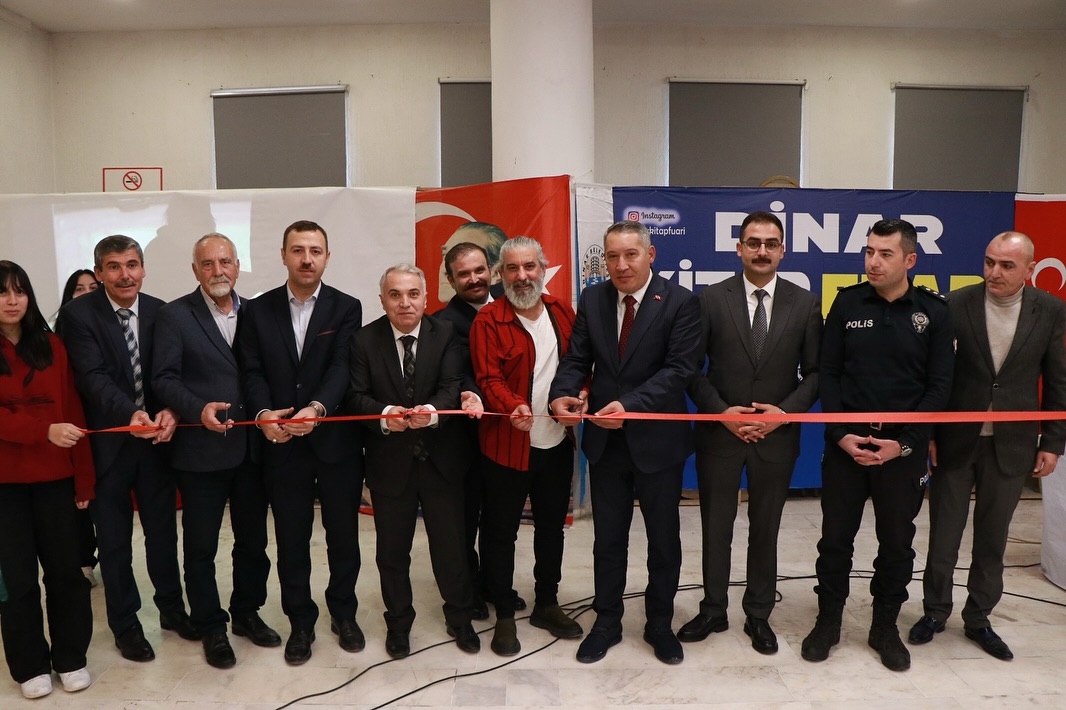 Kaymakamlmz ve Belediyemiz tarafndan dzenlenen Dinar 3. Kitap Gnleri, 18 Kasm Pazartesi gn saat 14:00te Belediye Kltr Saraynda gerekletirilen trenle balad.