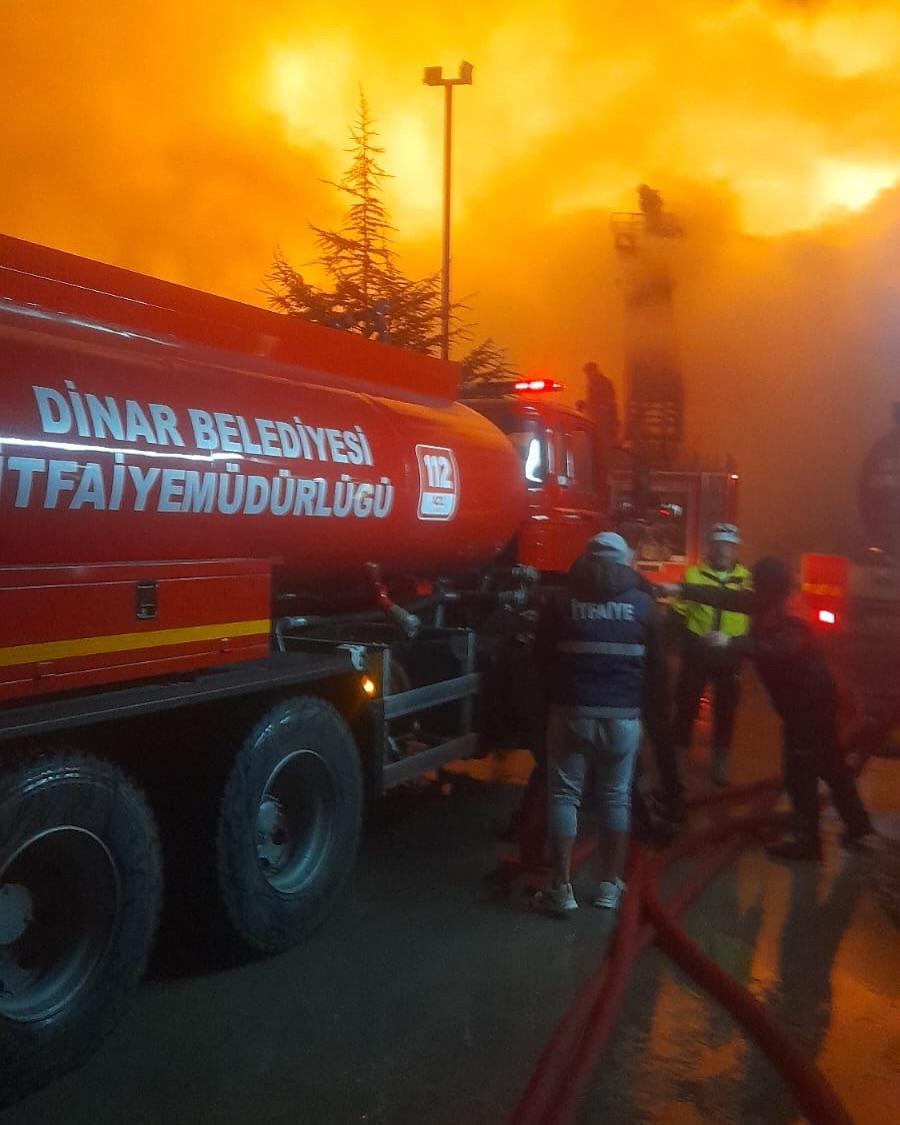 Dinar Belediyesi tfaiye ekiplerimiz Afyondaki Yangna Yardma Gitti